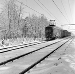 150957 Afbeelding van een electrisch treinstel mat. 1946 van de N.S. in de (besneeuwde) omgeving van Driebergen.